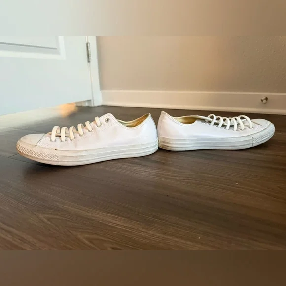 Men’s Size 9 Low Top Converses - Picture 2 of 3